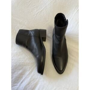 Aquatalia Black Leather Ankle Booties in excellent condition